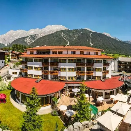 호텔 Aktiv-hotel Traube Am Mieminger Sonnenplateau 3*